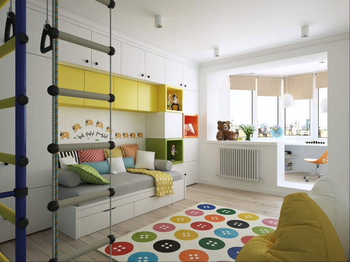 habitación infantil con lugar de trabajo en el balcón