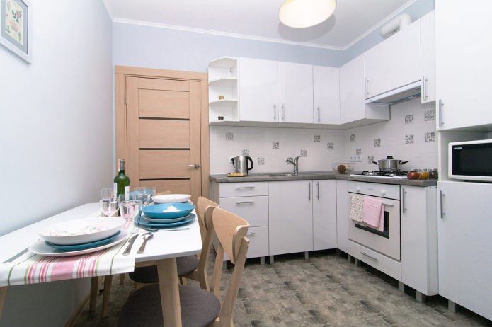 cocina en blanco en un apartamento tipo estudio