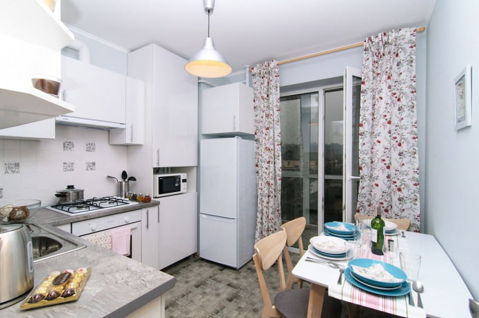 cocina en blanco en un apartamento tipo estudio