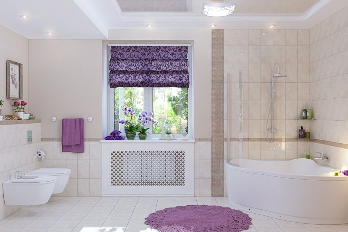 Decoración de ventanas con persianas romanas en el baño.