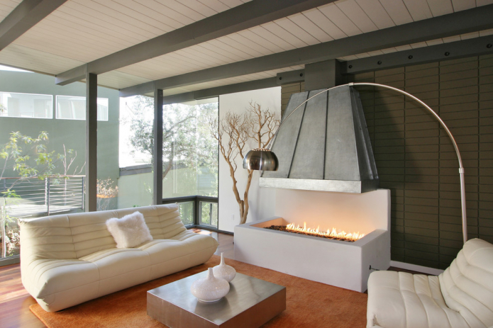 salón con chimenea en una casa de campo