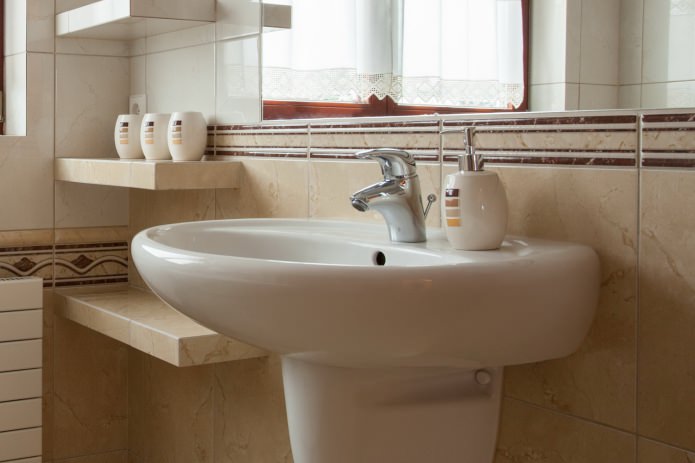 lavabo blanco en el interior del baño