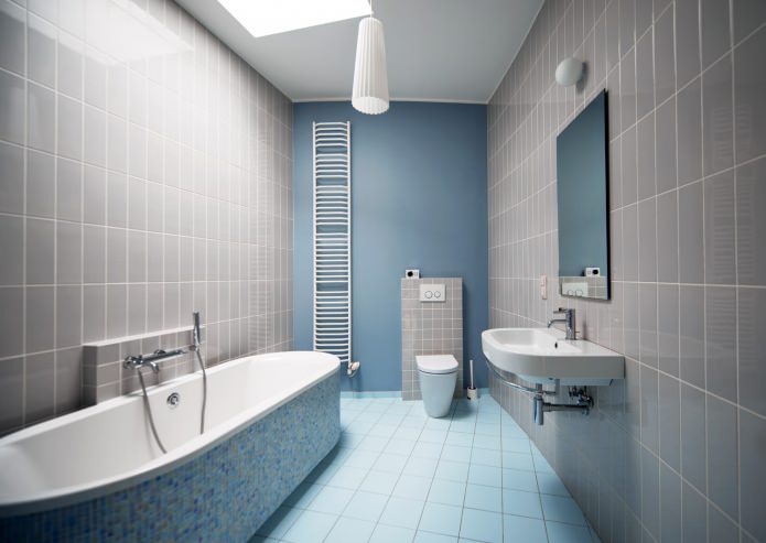 azulejos grises en el baño combinados con paredes azules