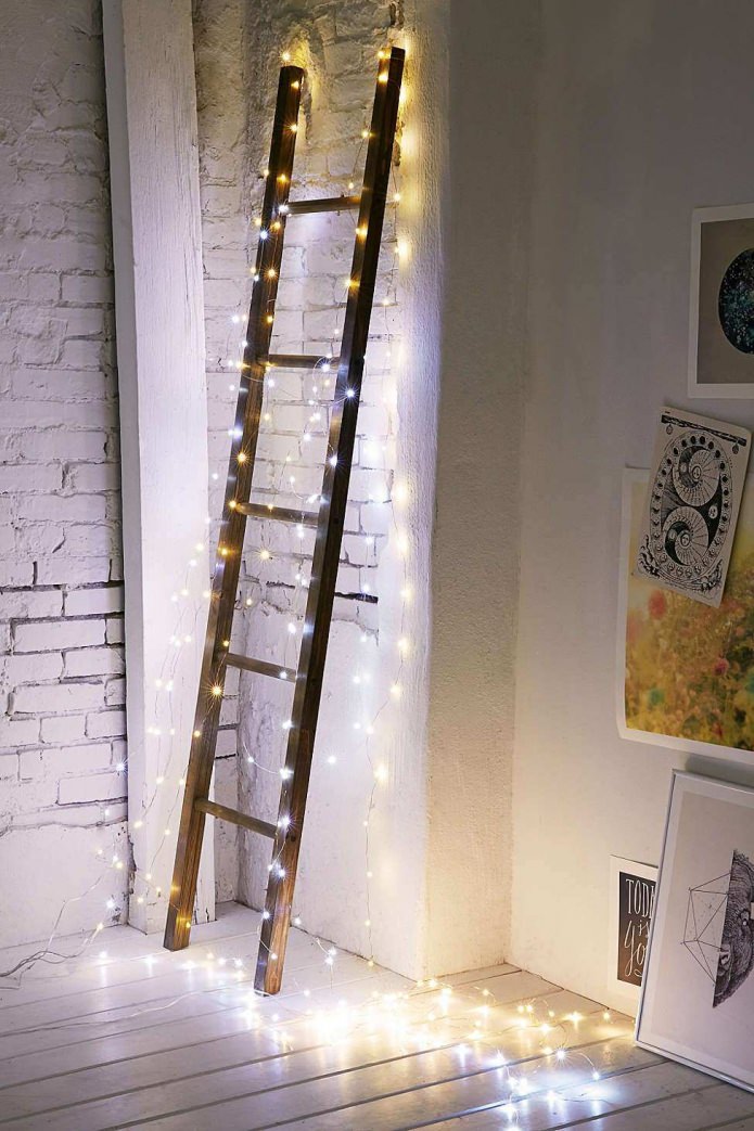 Decorar escaleras con una guirnalda.