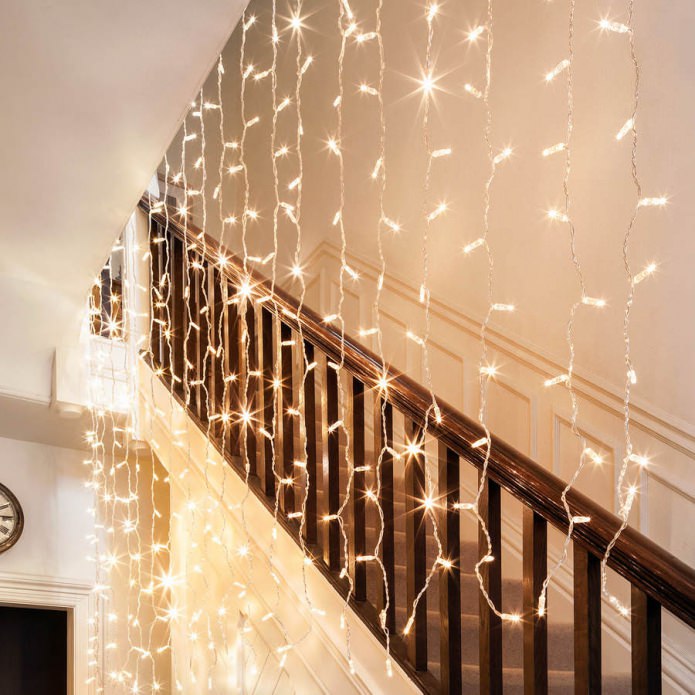 Decorar escaleras con una guirnalda.