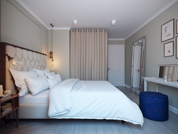 Interior del dormitorio con vestidor detrás de la cortina.