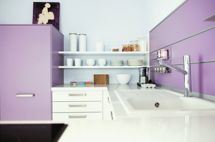 cocina en colores blanco y lila