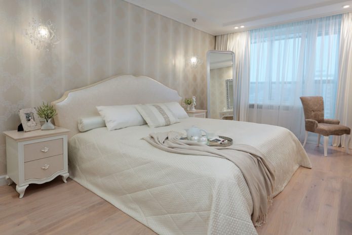 Cortinas blancas con papel tapiz beige en el interior del dormitorio.