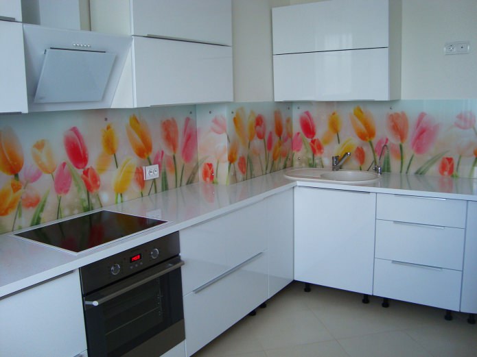 delantal de cocina con tulipanes