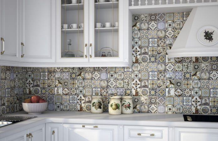 Azulejos de patchwork en la cocina de estilo rústico.