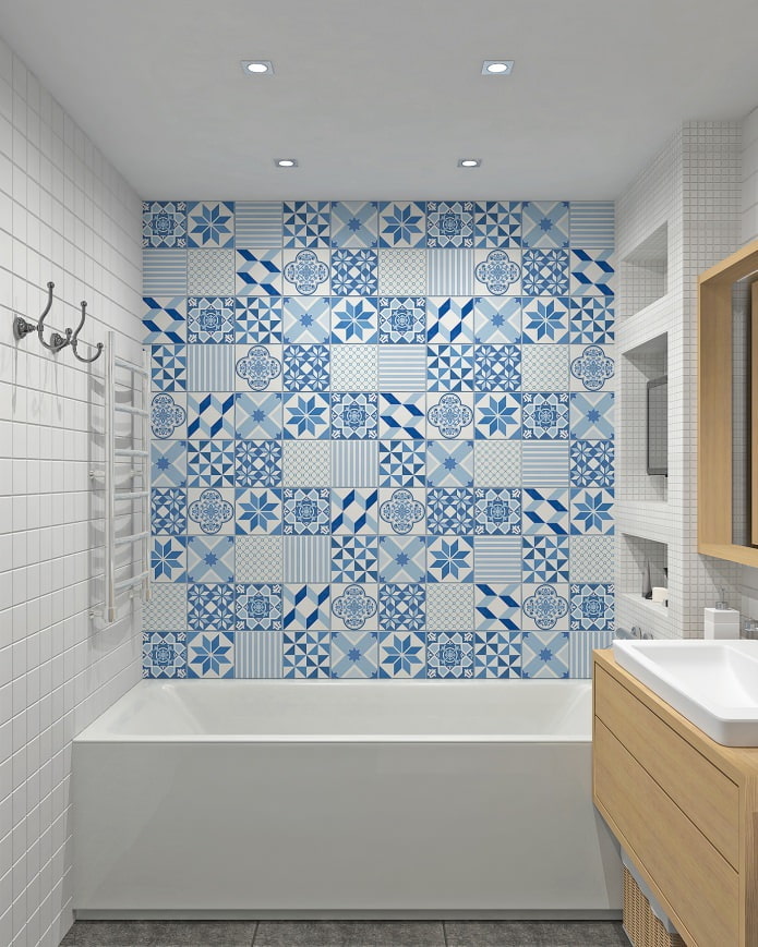 Azulejos de mosaico azul en el baño.