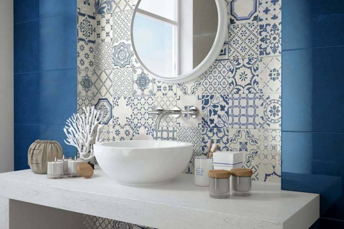 Azulejos de patchwork en el baño.