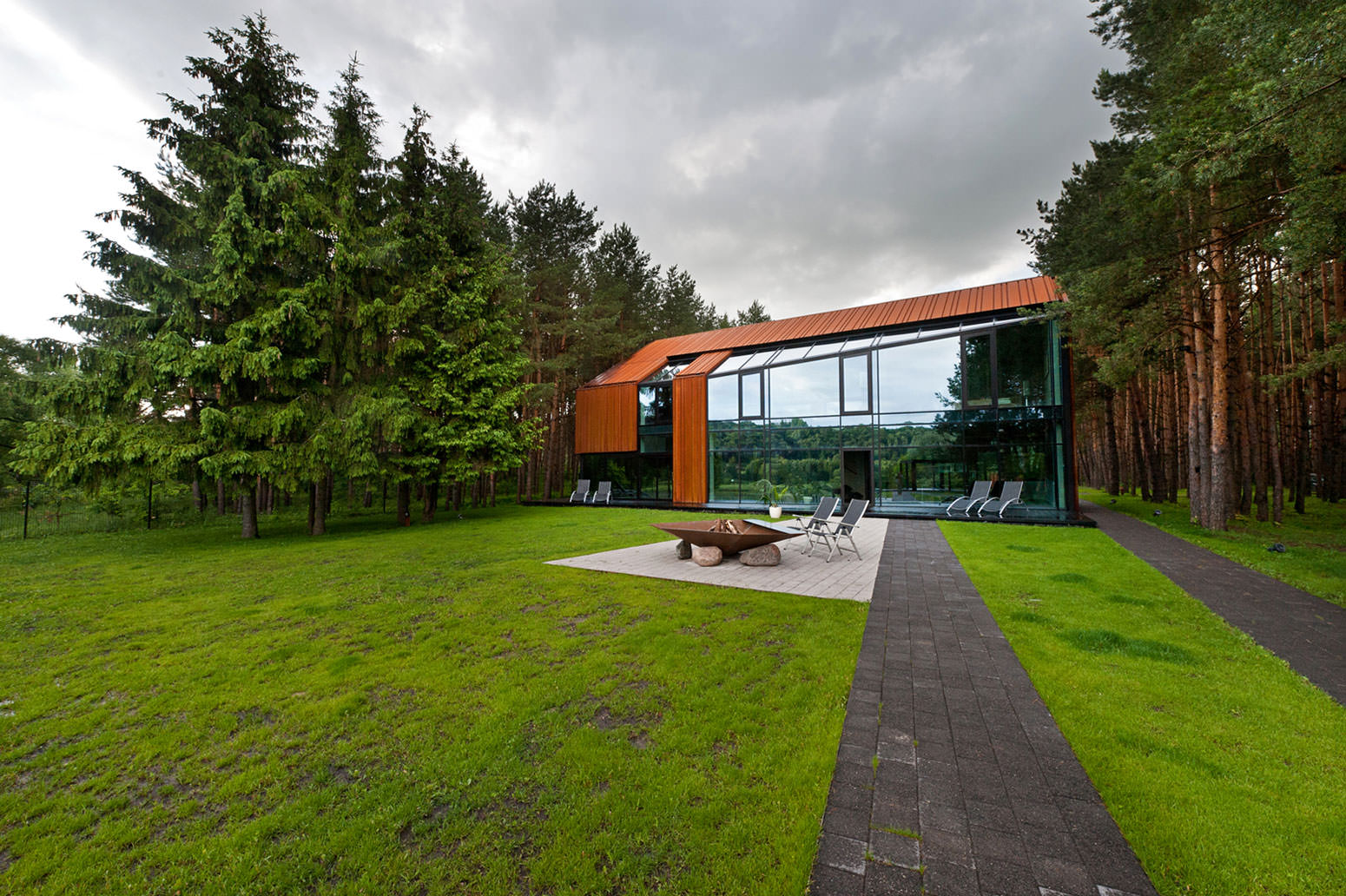 hermosa casa con ventanas panorámicas