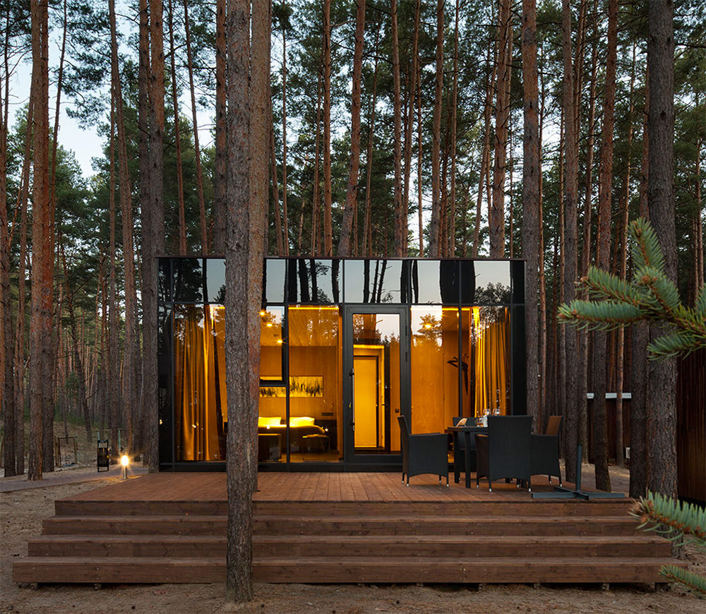 casa de una planta con ventanas panorámicas