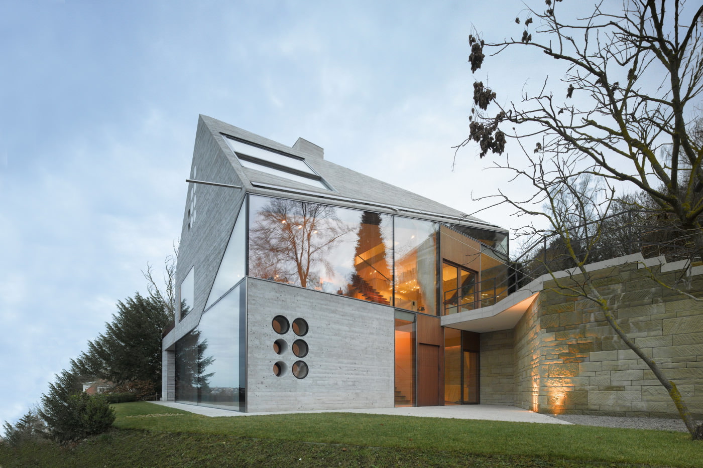 casa inusual con ventanas panorámicas