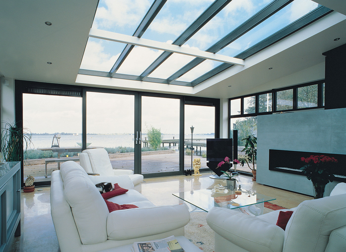 Interior de la sala de estar en una casa de campo con ventanas panorámicas.