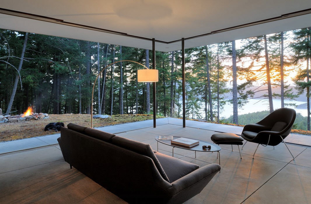 Interior de la sala de estar en una casa de campo con ventanas panorámicas