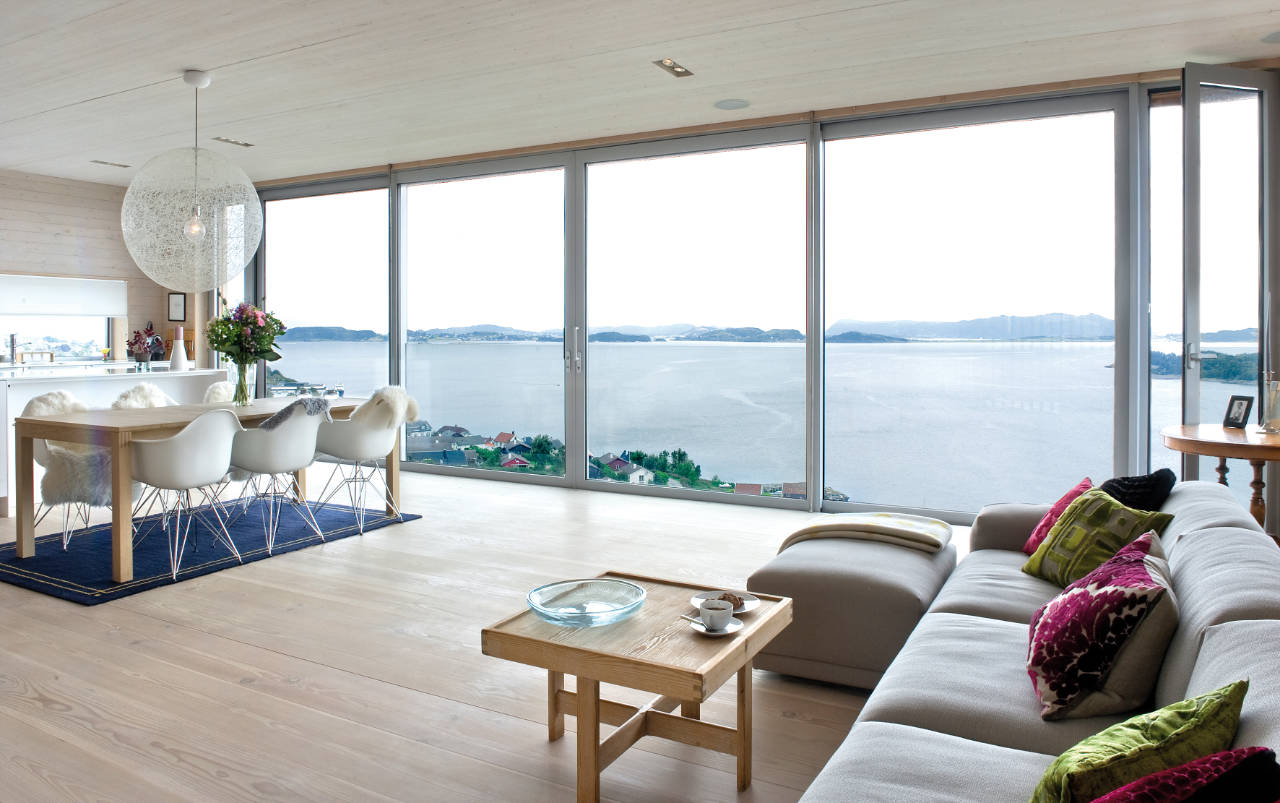 Interior de la sala de estar en una casa de campo con ventanas panorámicas