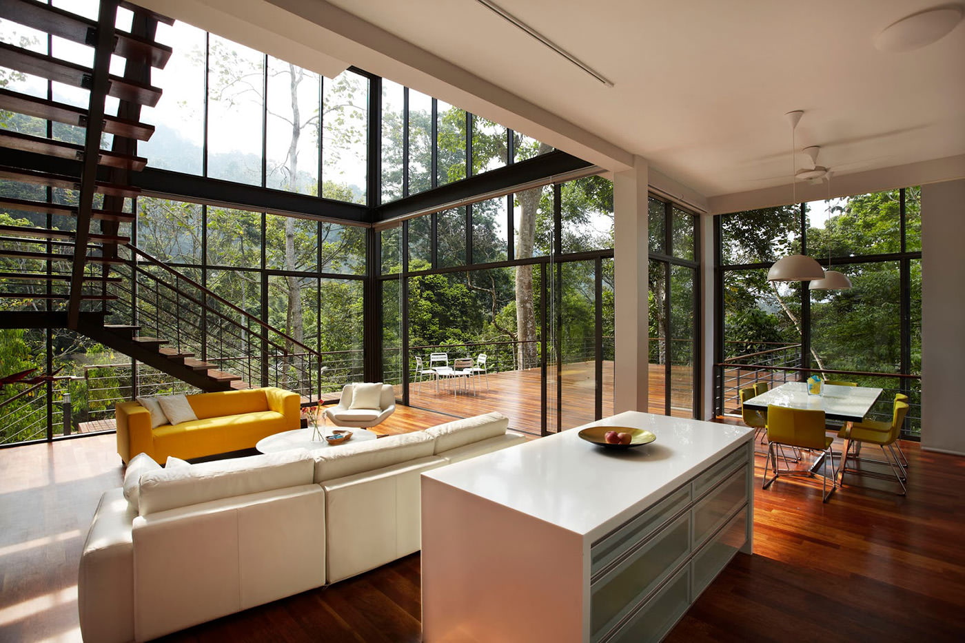 Interior de la sala de estar en una casa de campo con ventanas panorámicas.