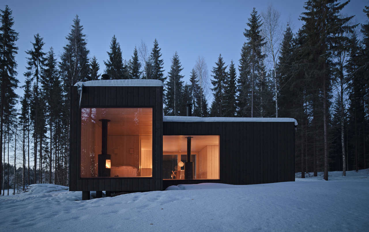 casa de una planta con ventanas panorámicas