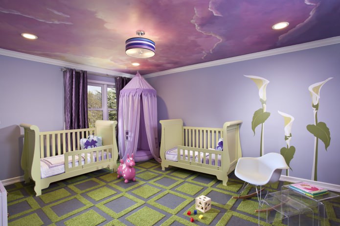 Techo tensado morado en el interior de una habitación infantil.