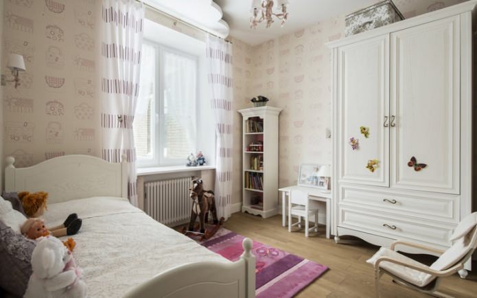 Papel tapiz en la habitación de los niños para una niña.