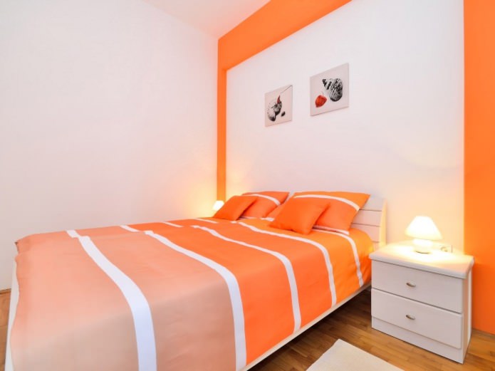 ropa de cama naranja y blanca