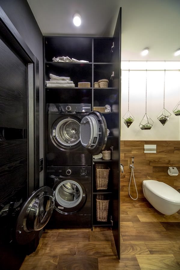 Interior de baño moderno con lavadora y secadora.