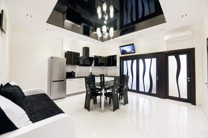 Interior de la sala de estar de la cocina en blanco y negro