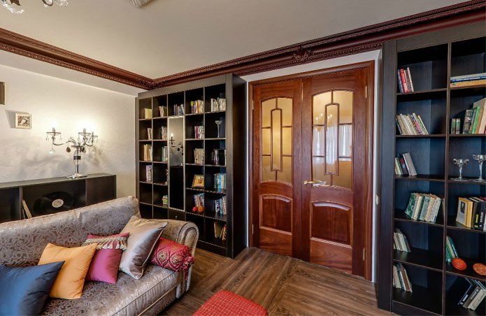 Puerta interior de madera con inserciones de vidrio en el interior de la sala de estar