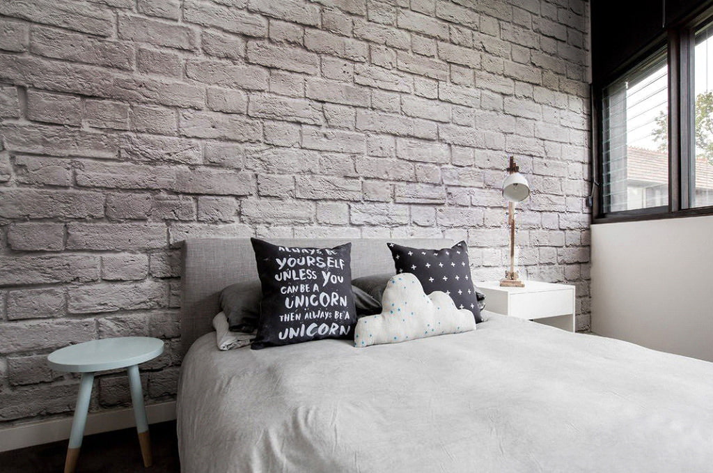 Gray brick wallpaper sa kwarto