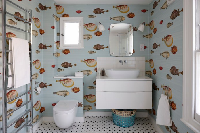 Papel pintado lavable con peces en el baño.