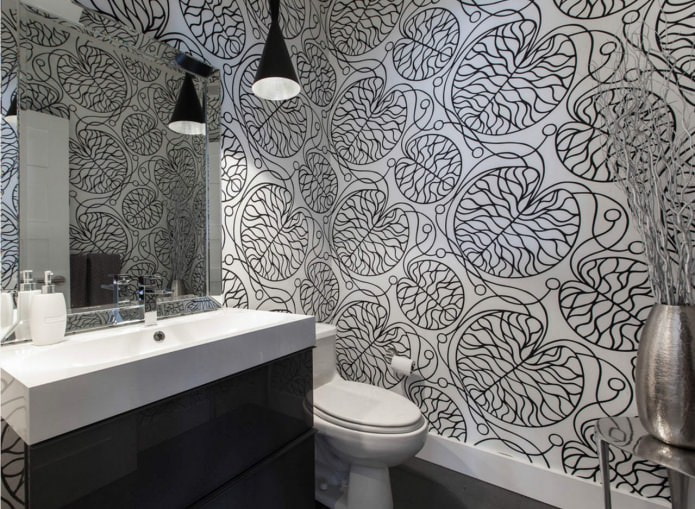 Papel pintado autoadhesivo con estampado en blanco y negro en el baño.