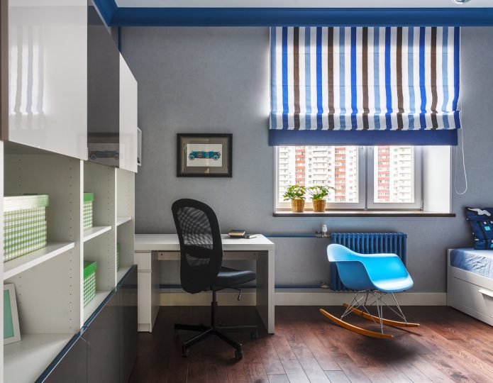 cortinas a rayas en la habitación del niño