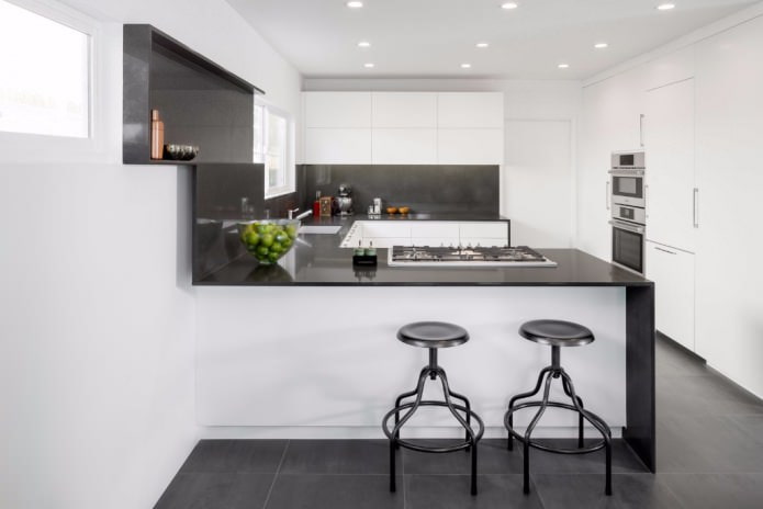 cocina en blanco y negro en forma de U