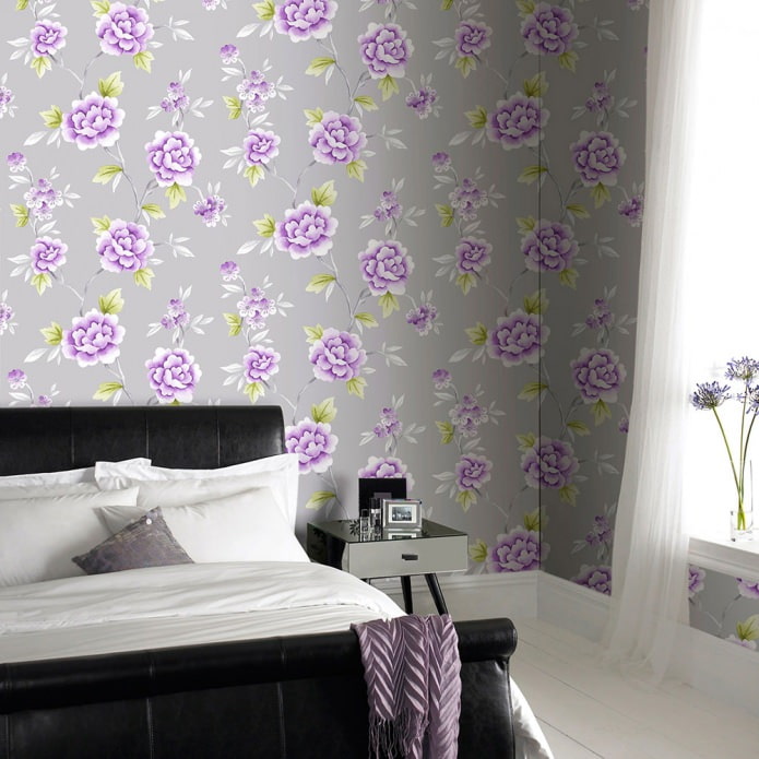 Papel pintado gris-violeta en el dormitorio.