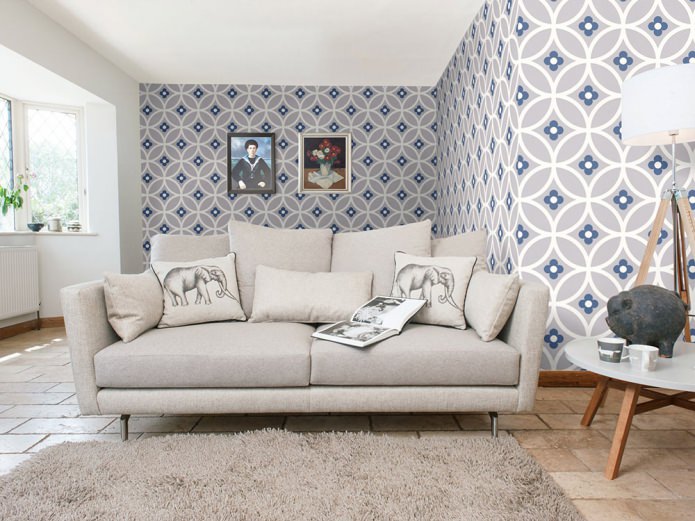 interior de la sala de estar en estilo moderno con papel tapiz estampado gris, blanco y azul