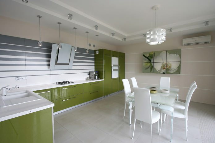 papel pintado beige en la cocina con un juego verde