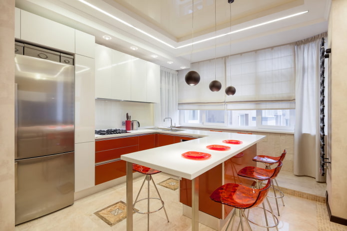 cocina moderna con cortinas combinadas de diferentes longitudes