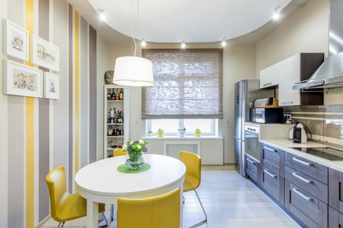 el interior de la cocina-comedor en gris con acentos amarillos en la pared en forma de rayas