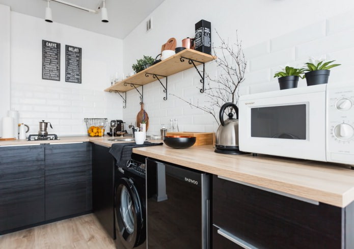 Conjunto negro en la cocina en estilo escandinavo.