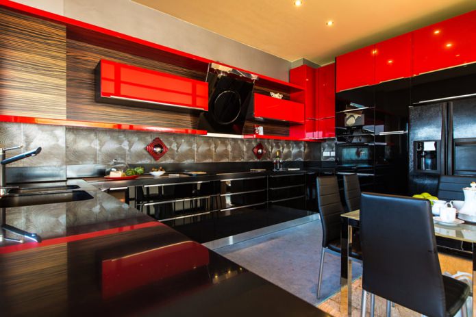 Conjunto negro y rojo en el interior de la cocina en un estilo moderno.