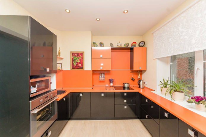 Conjunto negro y naranja en la cocina.