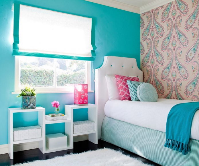 Interior rosa y azul de una habitación infantil.