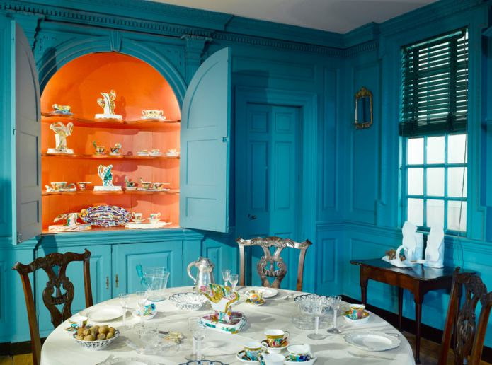 Interior de cocina de estilo clásico naranja y azul