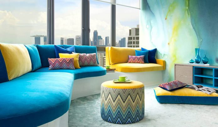 Amarillo y azul en el interior de la habitación.