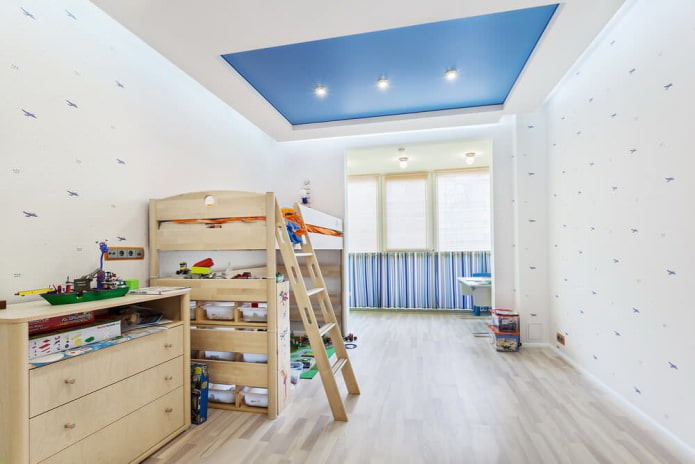 Techo tensado blanco y azul en la habitación de los niños.