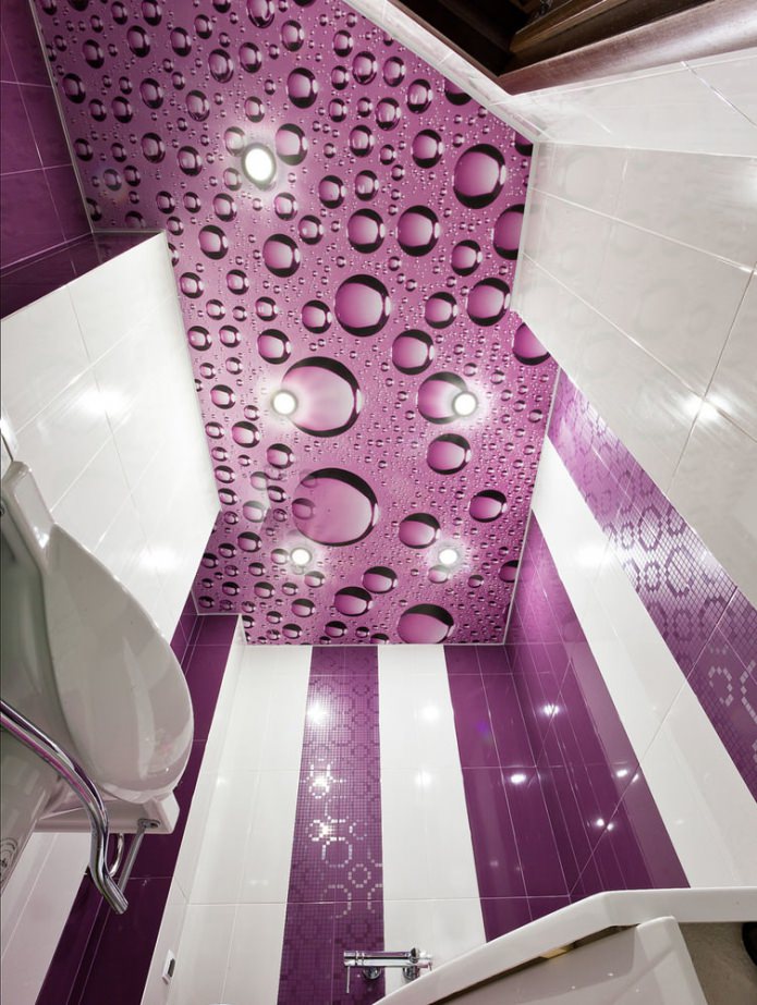 techo morado en el baño