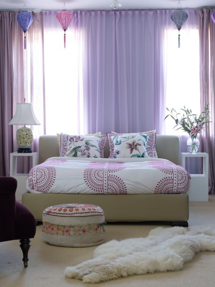 Cortinas lilas en el interior del dormitorio.