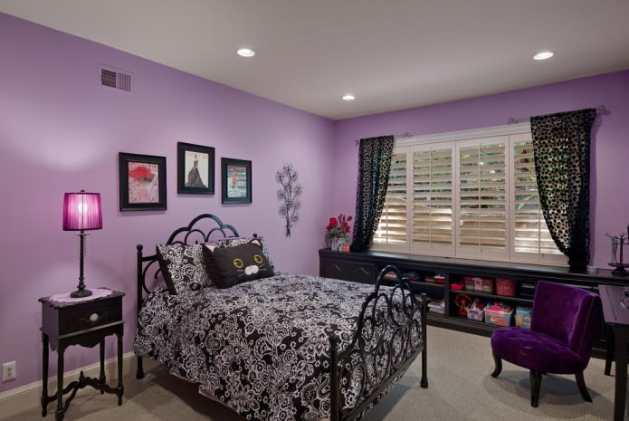 Interior negro y morado de un dormitorio infantil.